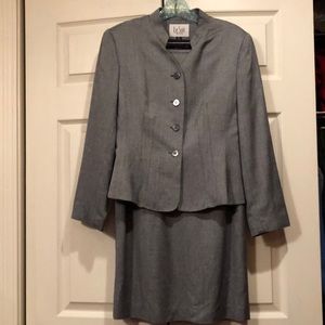 Le Suit size 8P 2Pc Suit -Fitted Jacket w/stand up collar. Long Length Skirt